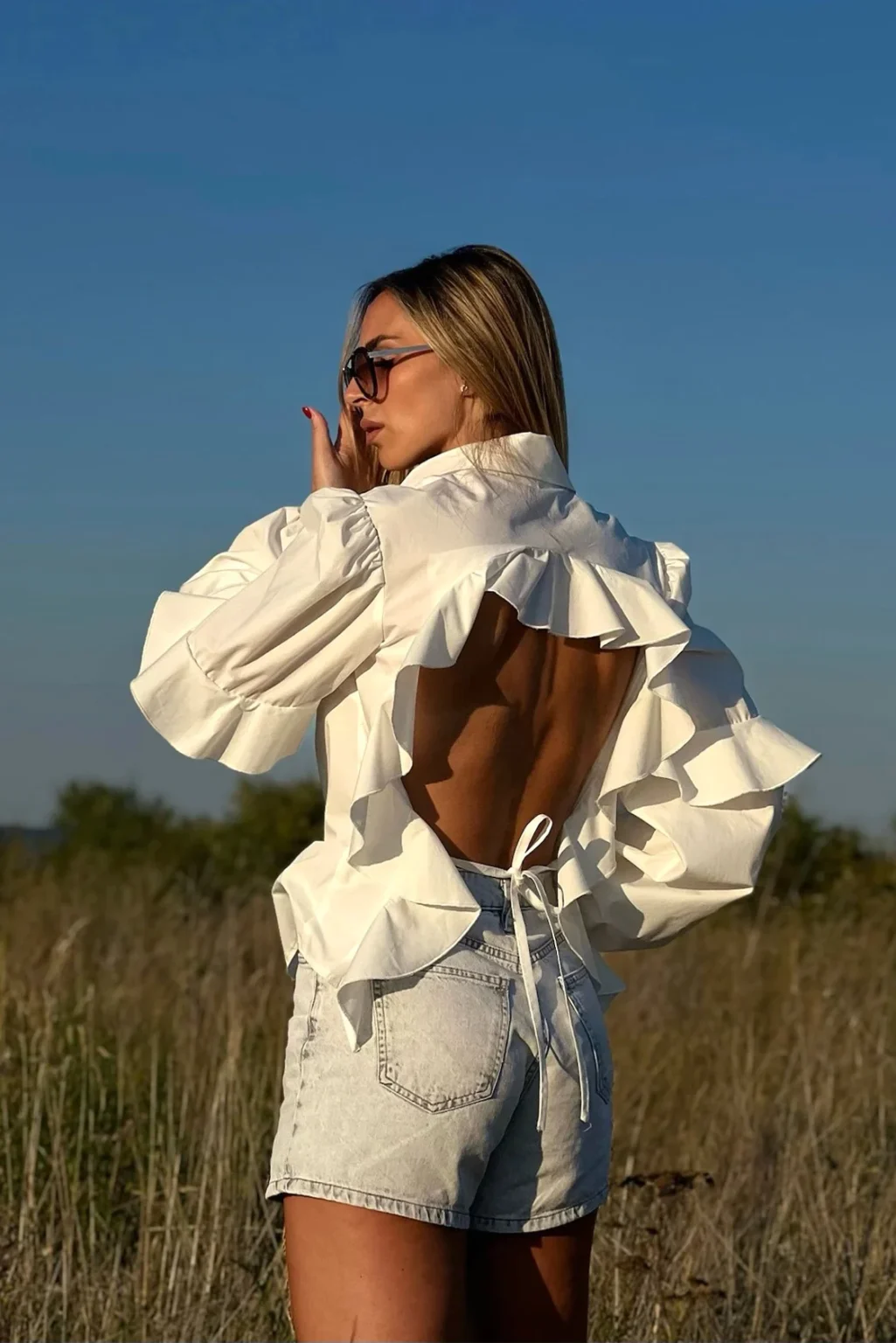 Košulja sa otvorenim leđima i karnerima koja osvaja iz svakog ugla. - Sofia Atelier